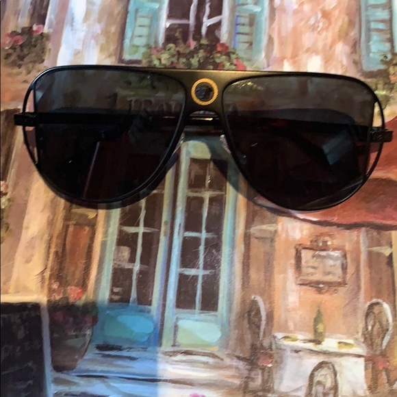 Versace - Picture 1 of 8